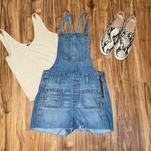 Madewell women’s XS 0 2 overalls jumper blue denim jean shorts cutoff raw hems